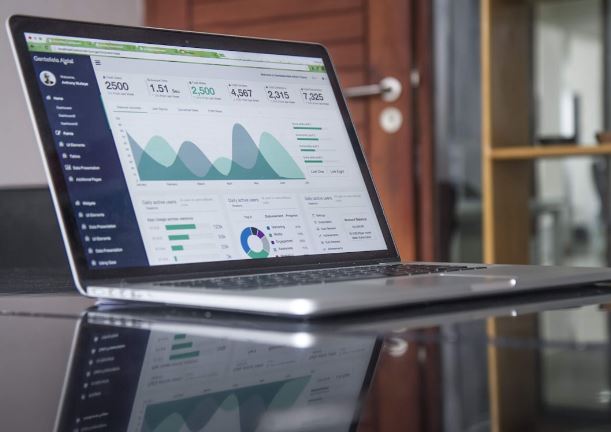 A laptop displaying a graph, illustrating the concept of Semantic Search and its significance for business growth.