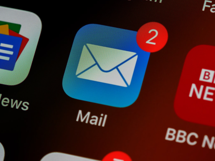 Mobile email app icon with unread messages, highlighting importance of clear formatting in email content.